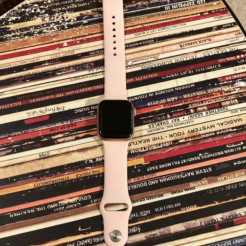 Apple Watch SE rose gold with pink band